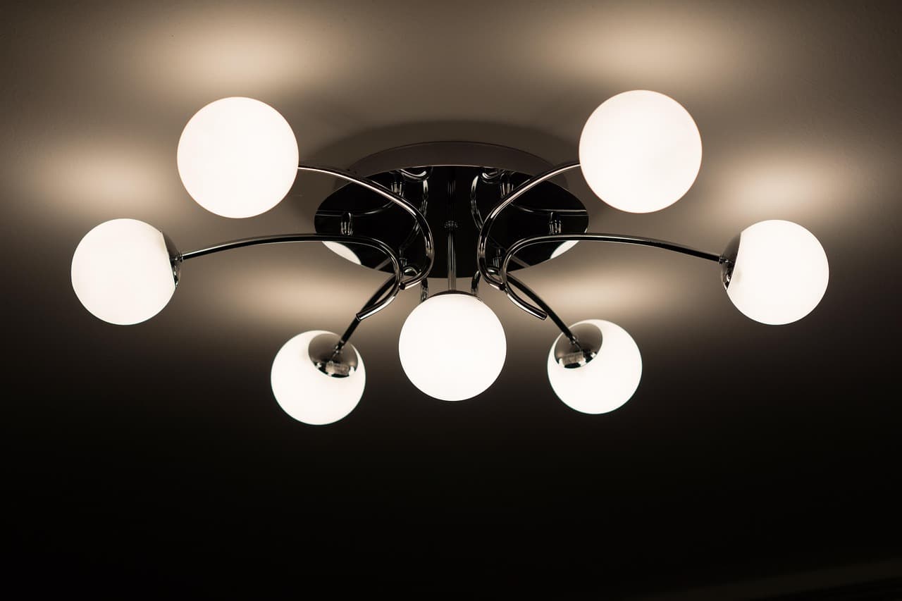 Slik velger du den perfekte lampen til stuen din